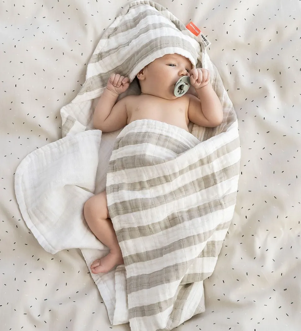 Done By Deer Babyhåndklæde - 70x70 cm - Stripes Sand