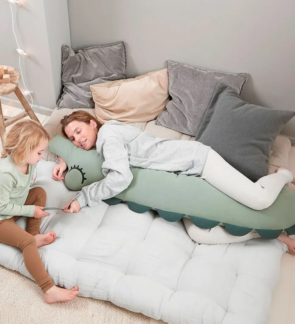 Done by Deer Pude - 160x40 cm - Comfy - Croco- Grøn