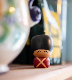 FableWood Garder - Christian - 6 cm - Natur/Rød/Sort