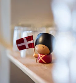 FableWood Garder - Henrik - 9 cm - Natur/Rød/Sort