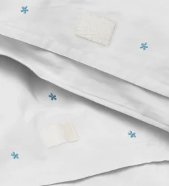 Juna Sengetøj - Daisy - Baby - Hvid/ Lyseblå