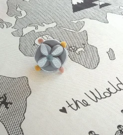 OYOY Gulvtæppe - 135 cm - World - Råhvid/Sort