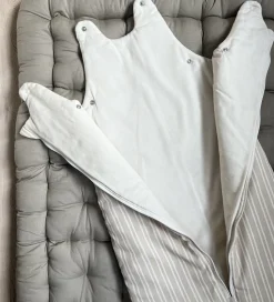 Pine Cone Sovepose - 6-12 mdr. - Beige Stripe